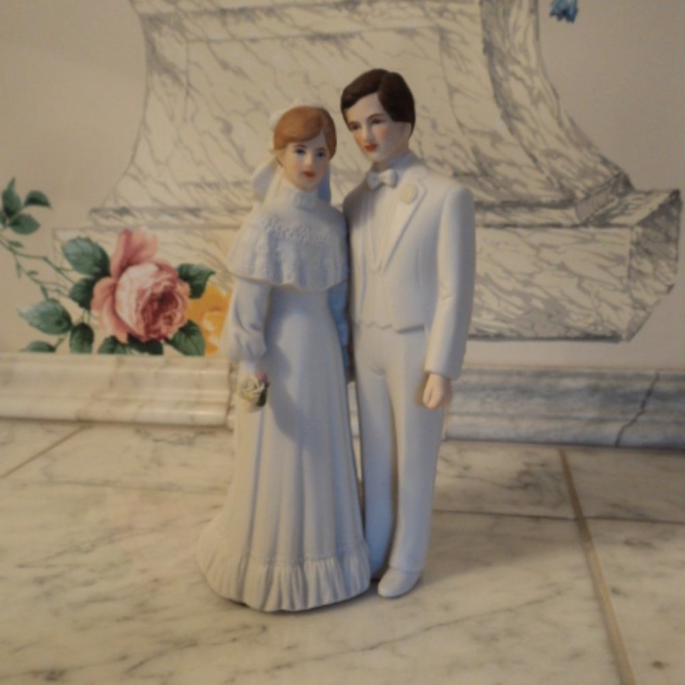 Bride & Groom porcelain figurine vintage  ~ 7" tall